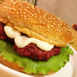 Hambúrguer de carne e beterraba