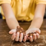 criança segurando chocolate