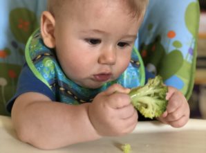 bebê comendo alimento saudável
